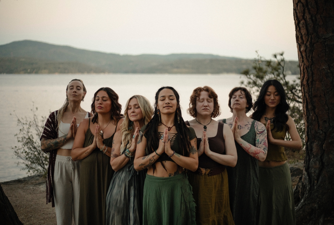 Private Yoga vs. Group Yoga Class: Which One’s Right for You?